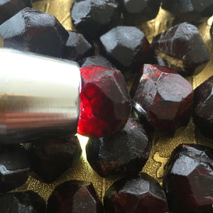 1Pc Red Natural Garnet Quartz Crystal Gemstone Healing Energy Stone Garden Yard Home Degaussing Rough Mineral Specimen Decor New