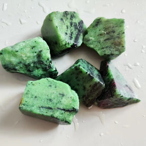 Natural Epidote Mineral Irregular Crystal Stone Home Garden Decoration Stone Specimen Healing Stone Collection or Craft Needs