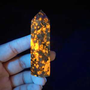 6-9cm Natural Yooperlite Hexagonal Tower Crystal Flame Stone Fluorescing Sodalite Point Energy Mineral Healing Home Garden Decor