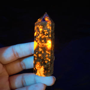 6-9cm Natural Yooperlite Hexagonal Tower Crystal Flame Stone Fluorescing Sodalite Point Energy Mineral Healing Home Garden Decor