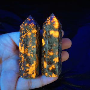 6-9cm Natural Yooperlite Hexagonal Tower Crystal Flame Stone Fluorescing Sodalite Point Energy Mineral Healing Home Garden Decor